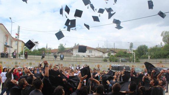 Altınova Ortaokulu Mezuniyet Töreni Düzenlendi