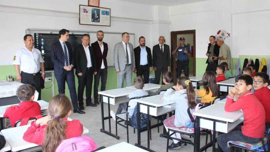 Kaymakamımız Sayın Erkan Atam, haftanın ilk gününe okul ziyaretleri ile başladı...