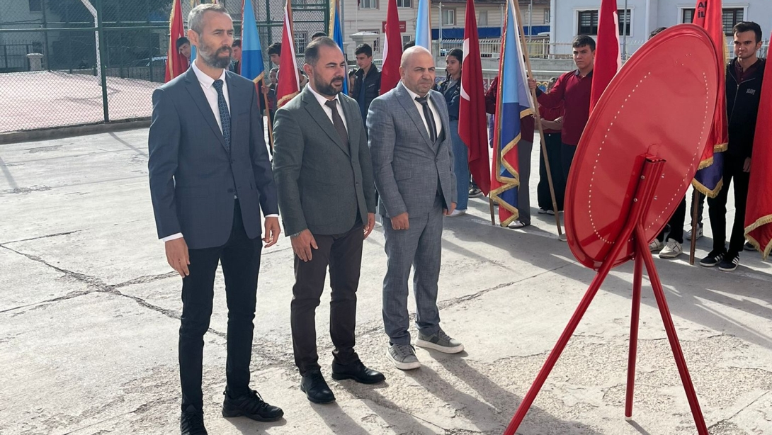 İlköğretim Haftası Atatürk Anıtı'na Çelenk Sunulması ile Başladı.